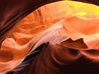 羚羊彩穴 世界十大摄影地点之一的羚羊彩穴，位于美国亚利桑纳州北方，是柔软的砂岩经过百万年的各种侵蚀力