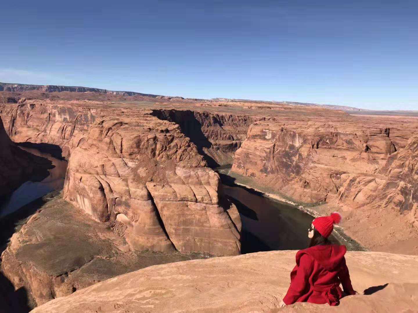 马蹄湾 被国家地理杂志评选为十大最佳摄影地点之一，1000英尺直下的悬崖下，绿色的科罗拉多河围绕着红